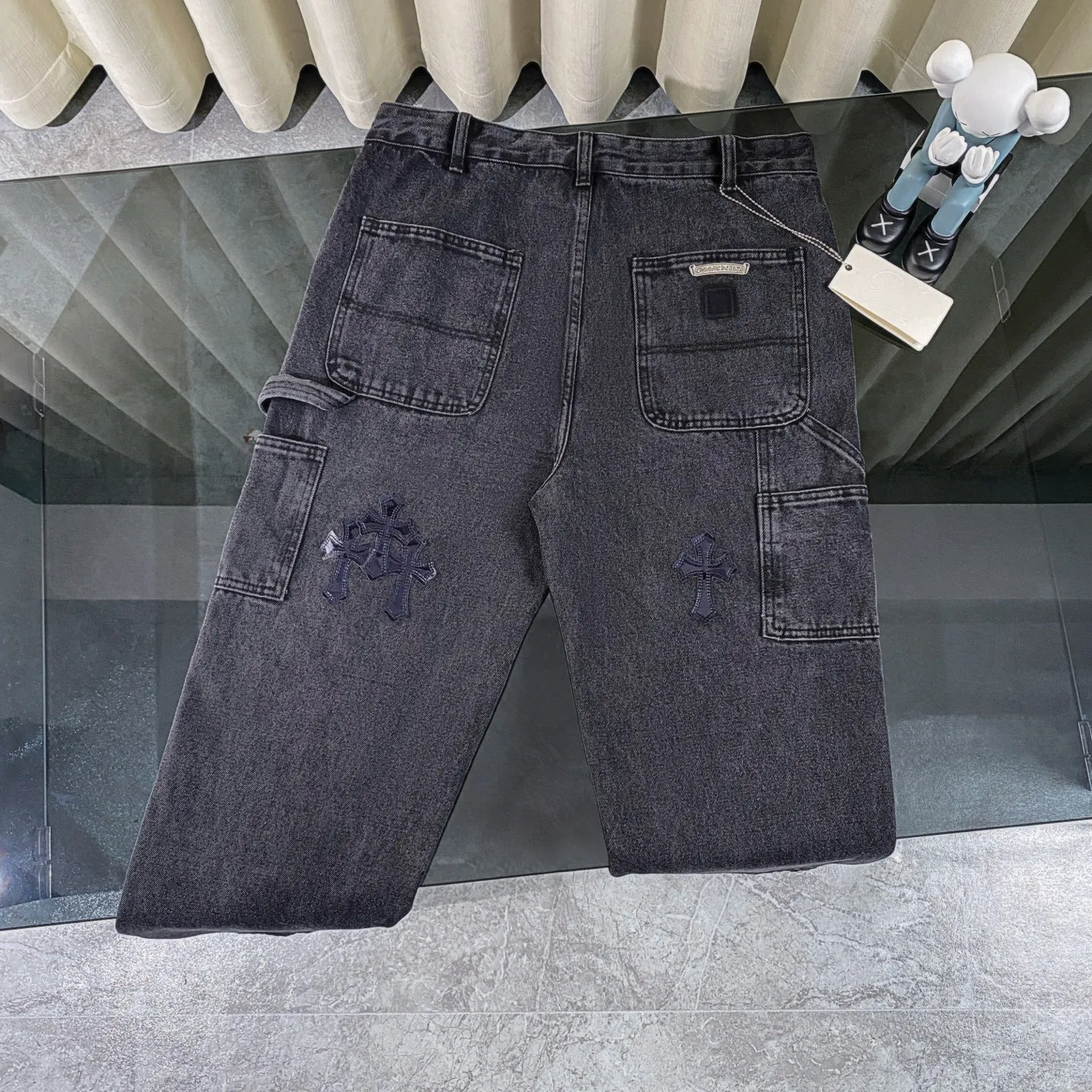 P270 CH Chromehearts limited edition work jeans denim logging pants, cabinet price 34W level, patchwork cross pattern embellishment, washed jeans! ! An absolutely high-end luxury product, a 1.9W-level god-level single product, a super popular product, made by top heavy industry, a magic weapon that cannot be missed! [About Zangyin] This is an extremely luxurious fashion brand that can also be called the aristocracy of the high street. It has always been an exclusive brand for some hipsters or rich second generations. Compared with ordinary high streets, it is more luxurious and noble. Compared with luxury brands, it is more fashionable and individual. It has always been a brand that I have a special liking for. [Top heavy industry fashion design] Consistently high-street luxury style. Speaking of this style, the Zangyin family and GU family are definitely the leading representative brands. Especially the Zangyin family has really achieved a state-of-the-art effect in creating high-street style. The unique washed material is used to create this style. The color system is already quite eye-catching. After it is decorated with patchwork cross flowers, it cleverly highlights the charm of the brand. Secondly, this style uses classic The high-waist cutting design highlights the long legs and fashionable temperament of the upper body. The brand is highly recognizable and the slim fit configuration is more suitable for daily wear. It is a product that interprets personality, fashion, and specifications at a glance. This single product is enough to make any fan excited. It can be a white T-shirt for a youthful college style, or a tight suspender for a royal style. It has strong matching ability and can be easily controlled by men.  [Materials and craftsmanship] Needless to say, this point goes without saying. As an excellent craftsman brand, Zangyin’s requirements for details and craftsmanship are really perfect. The washed color of this model has gone through so many processes, not to mention the embellishment of denim appliques. It is also purely hand-made and sewn. Just like what they believe in, only hand-made things have soul and have the meaning of wear. A top-notch heavy-duty fashionable denim item, I look forward to your perfect interpretation! !  Color: black gray Size: 28-34